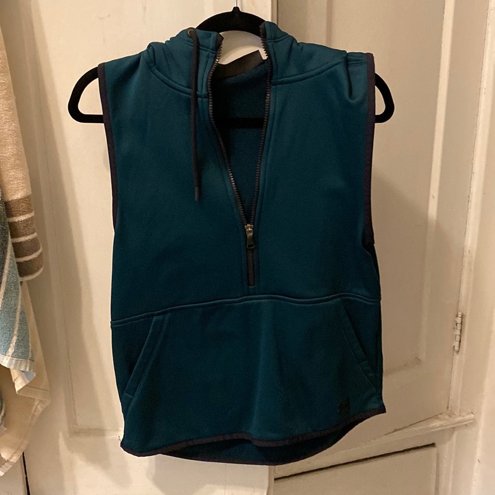 UA Workout tank with hood. Teal/Dark green.